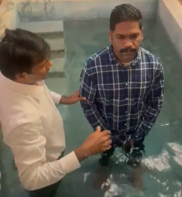 pastor-shibu-baptising2.jpg